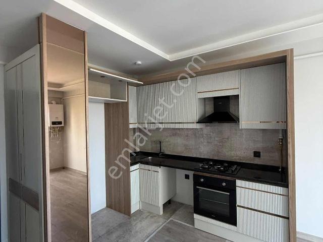 Yonca'dan Mezitlide Havuzlu Sitede 1+1 Eşyasız Kiralık Daire
