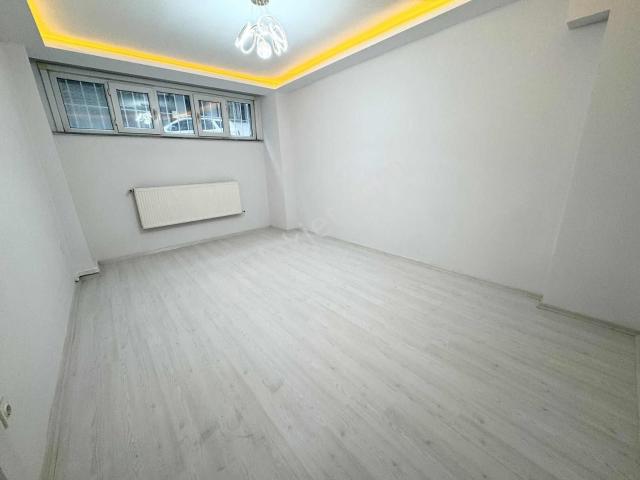 Yoldaş İnş Satılık 2+1 100 M2 Balkonlu Bahçekatı Daire