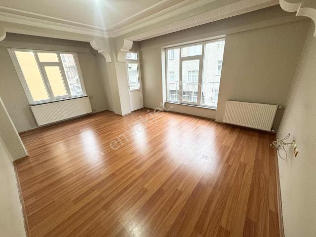 Yoldaş İnş Satılık 3+1 135 M2 2.kat 4 Balkonlu Geniş Daire