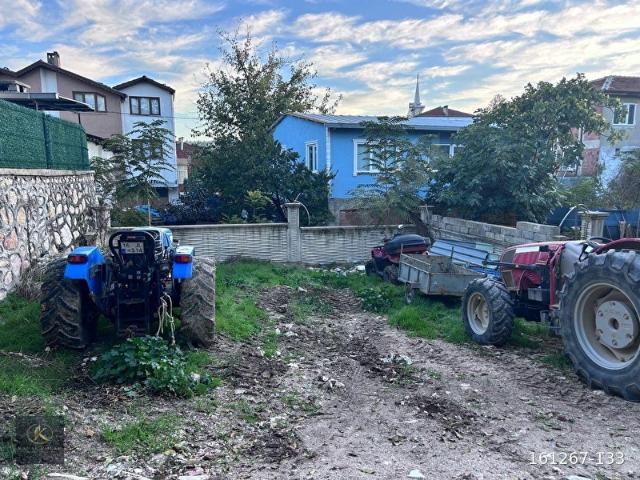 YÖRÜKALİ KÖY MERKEZİNDE ALT KATI TİCARİ ÜSTÜ KONUT İMARLI 128 m SATILIK ARSA
