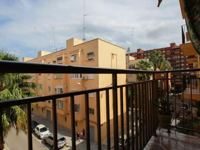 Your cosy 3 room apartment in Valencia, with air conditioning and Wi Fi located in Campanar