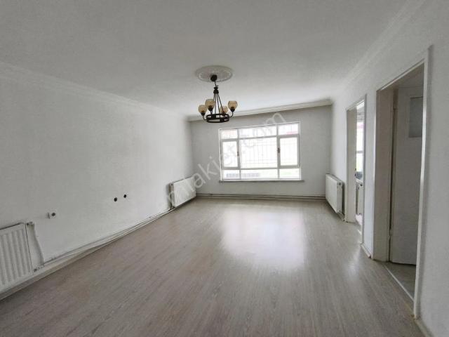Yunus Emre Caddesi Ve İncirli Lisesi Yakını 3+1 Satılık Daire