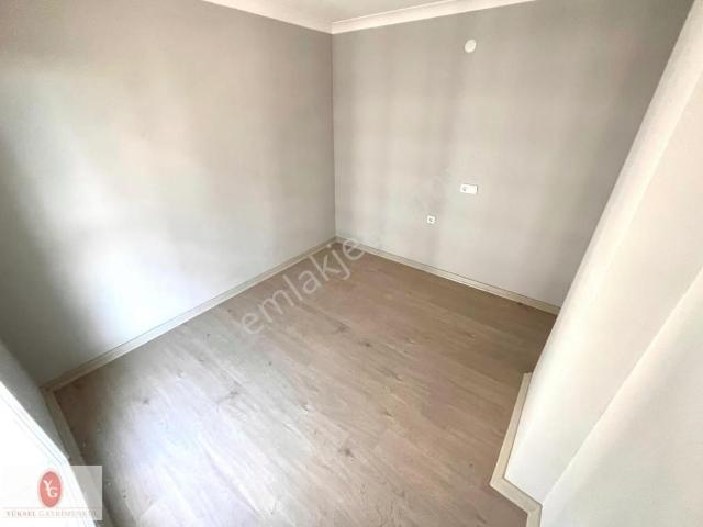yükselden Kadıköyde Yüzme Havuzlu Site İçinde Geniş 1+1 Daire