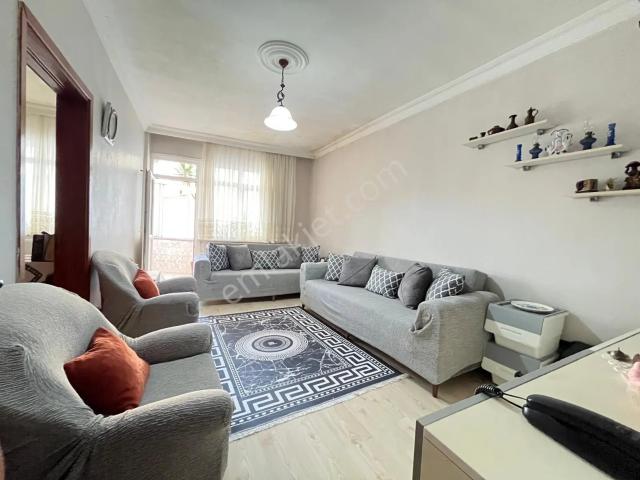 Yusuf Emlak'tan Küçükçekmece Söğütlüçeşme Mahallesi'nde Satılık 3+1 110 M² Cadde Üzeri Ara Kat Daire