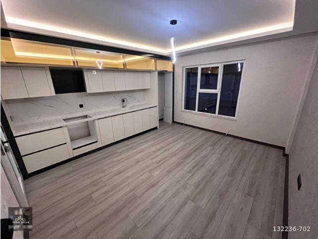 YUSUF'TAN FEVZİ ÇAKMAK MAH. CADDE ÜZERİNDE CAM BALKONLU DAİRE