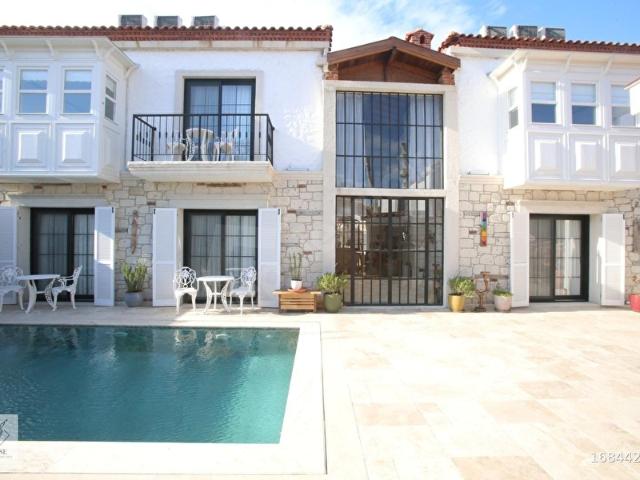 YUSE'DEN ALAÇATI'NIN KALBİ KÖYİÇİNDE SATILIK TAŞ BUTİK OTEL
