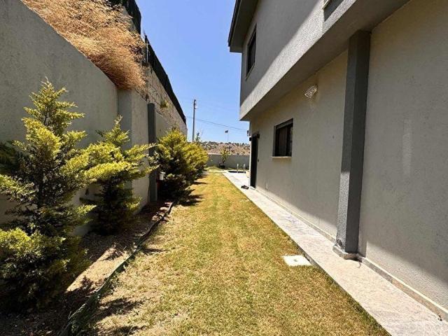 YUSEDEN ÇEŞME ÇARŞIYA YAKIN KİRALIK LÜKS HAVUZLU MANZARALI VİLLA