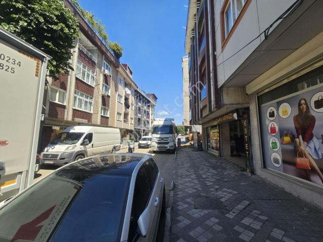 Yüzyıl Oto Center Bölgesinde İskanlı, Depolu Düz Ayak Mağaza