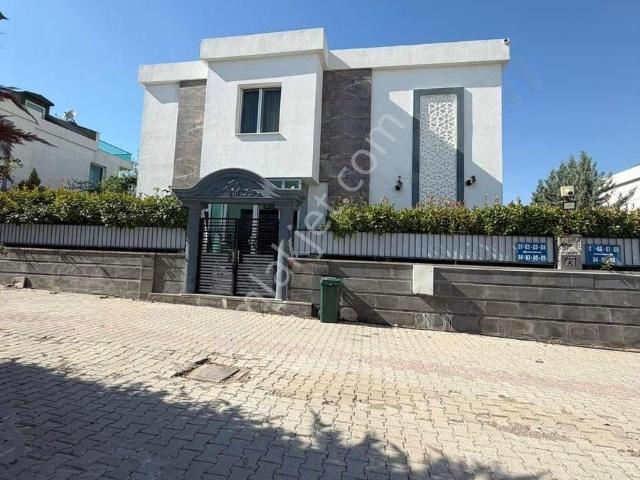 Z Restaurant Karşısı Aras Sitesinde Acil Satılık Triplex Villa