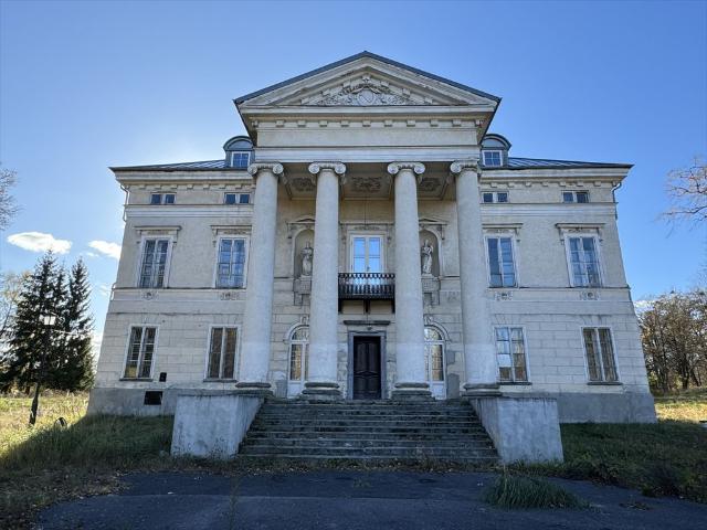 Zabytkowy pałac 820 m2 z potencjałem inwestycyjnym