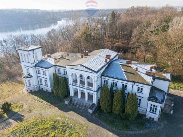 Zabytkowy pałac nad jeziorem, 4 ha, gotowy do aranżacji