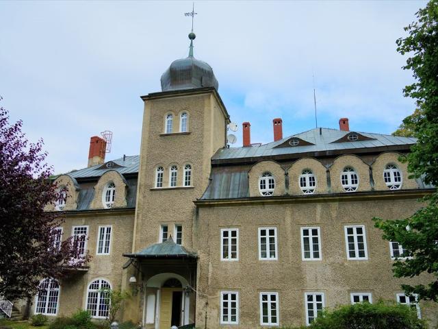 Zabytkowy pałac w Rościszowie 82 499 m² z parkami i rekreacją