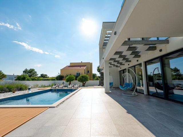 ZADAR Region Zeitlose Villa mit Badebereich und klarer Architektur