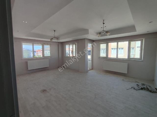 Zafer Mahallesinde 3+1 Doğalgazlı Çatılı Kiralık Daire