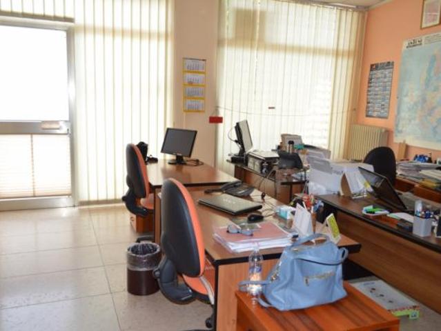 ZAI, NEGOZIO o UFFICIO Cat. C/1, 60 MQ. Vicino palazzo Bauli, affittasi 720 € mensili senza Iva.