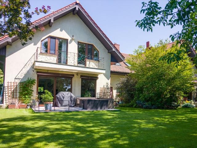Zapraszam do obejrzenia przestronnego domu 225 m² z garażem i ogrodem
