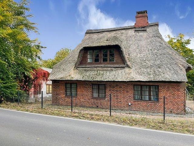 Zauberhaftes Reetdachhaus in Giekau Historischer Charme trifft Naturidylle