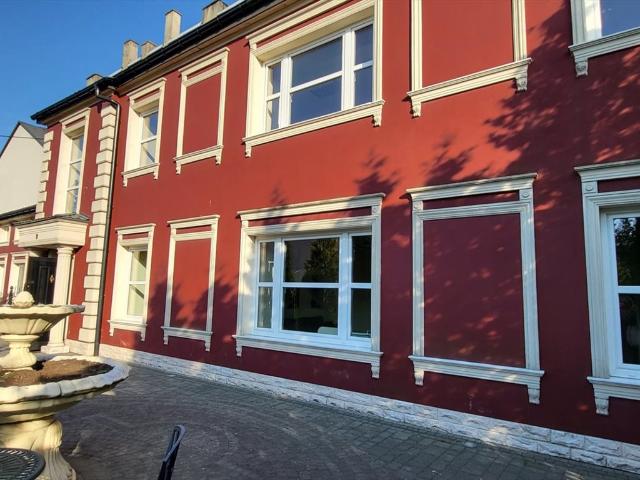 Luksusowy lokal 250 m2 z dużymi oknami i parkingiem