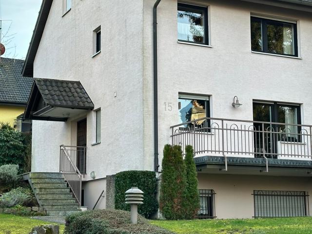 Zentral & dennoch Ruhig: Großzügige, GEPFLEGTE DHH mit sep. Souterrain Whg. in Busenbach