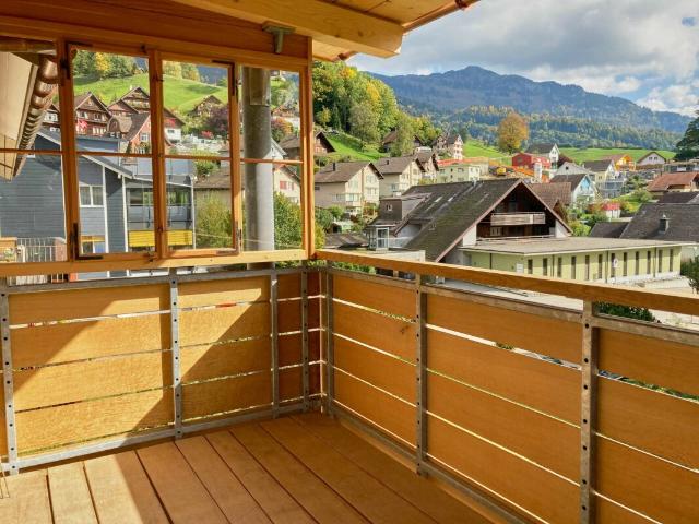 Zentral gelegene und teilsanierte 3½ Zimmer Wohnung an ruhiger Lage