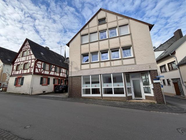 Zentral gelegenes Wohngeschäftshaus und Einfamilienhaus unter Denkmalschutz