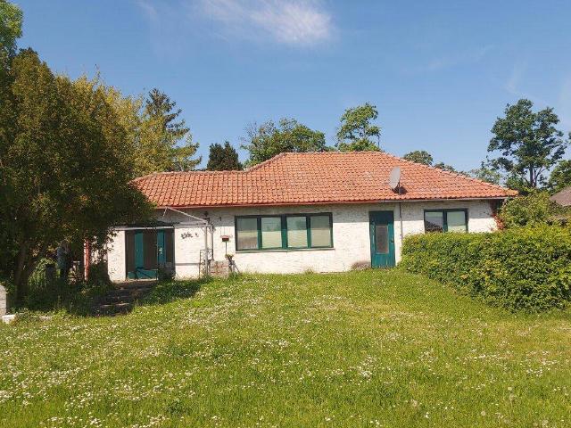 Zentral gelegener Bungalow mit großem, teilbarem Grundstück