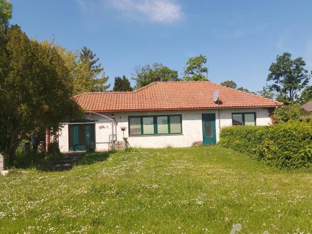 Zentral gelegener Bungalow mit großem, teilbarem Grundstück