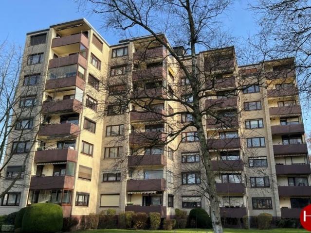 Zentral hell und gut geschnitten mit Fahrstuhl und Loggia!