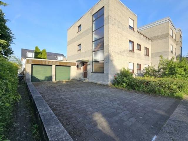 Zentral & vielseitig: Zweifamilienhaus mit viel Potenzial, Garten, Dachterrasse, Balkon und Garage