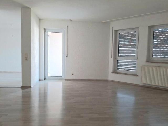 Zentrale 3,5 Zimmer Wohnung mit Balkon, Büro & Garage