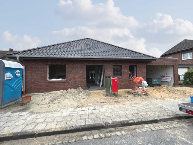 Zentraler geht es nicht! Eleganter Neubauwalmdachbungalow KfW55 in Bestwohnlage Lückenbebauung !