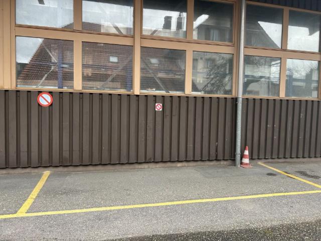 zentraler und überdachter Parkplatz zu vermieten