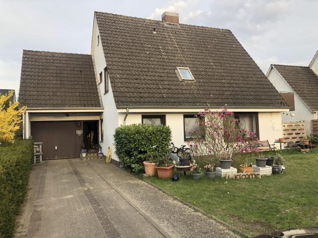 Zentrales großzügiges Ein / Zweifamilienhaus mit 7 Zimmern in Malente mit viel Gestaltungspotenzial