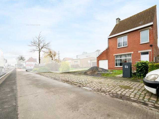 Zedelgem. Centraal gelegen vernieuwde HALF OPEN BEBOUWING met 4 slaapkamers, dressing, garage en bergingen. Ideale ruime gezinsw