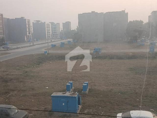 ZEEE Marketing & Real Estate Offers 1 Kanal Near to Park Awsome Location in DHA Phase 8 V Block Available