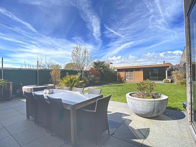 Zeer moderne en recente woning met Hangaar 70m²