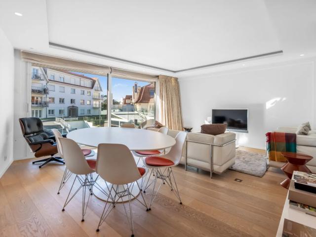 Zeer mooi vernieuwd gemeubeld 3 slaapkamer appartement met open zicht centraal gelegen op de Kustlaan in het Zoute
