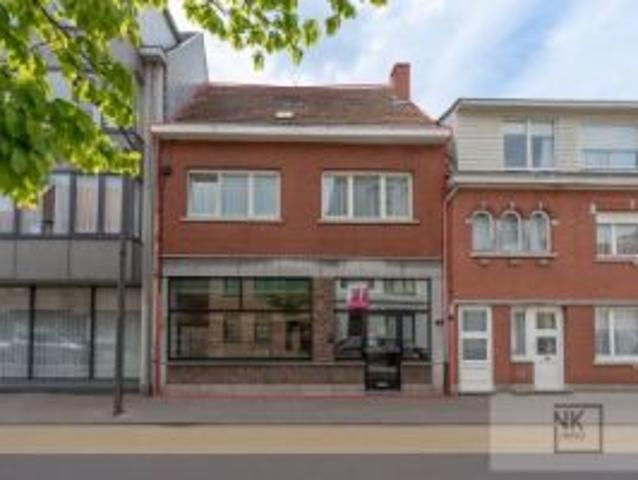 Zeer centraal gelegen handelspand met woning te Arendonk