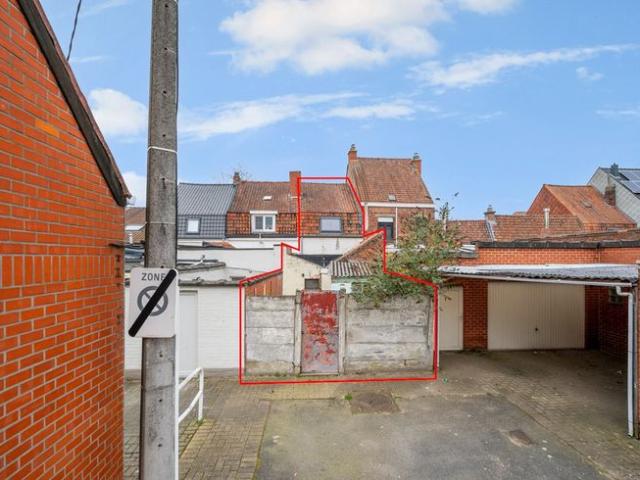 Zeer goed gelegen woning aan rustig pleintje, te renovere.