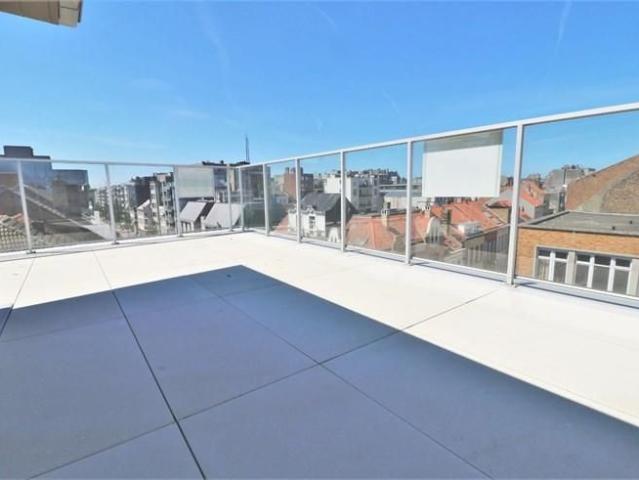Zeer goed gelegen duplex appartement met ruime terras in res