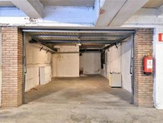Zeer goed gelegen ruime garagebox te Zeebrugge Bad. Inrit la