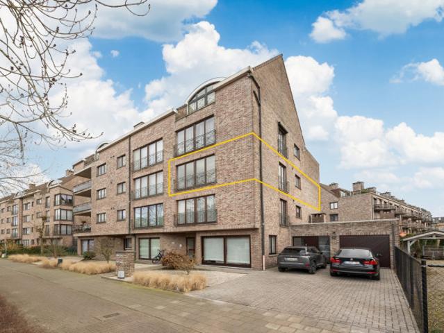 Zeer goed onderhouden hoek app. met 2 slaapkamers en terras