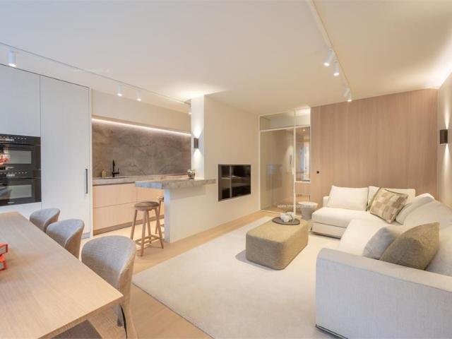Zeer luxueus gerenoveerd appartement met 3 slaapkamers op enkele stappen van de zeedijk gelegen. Zeer kwalitatieve en luxueuze r