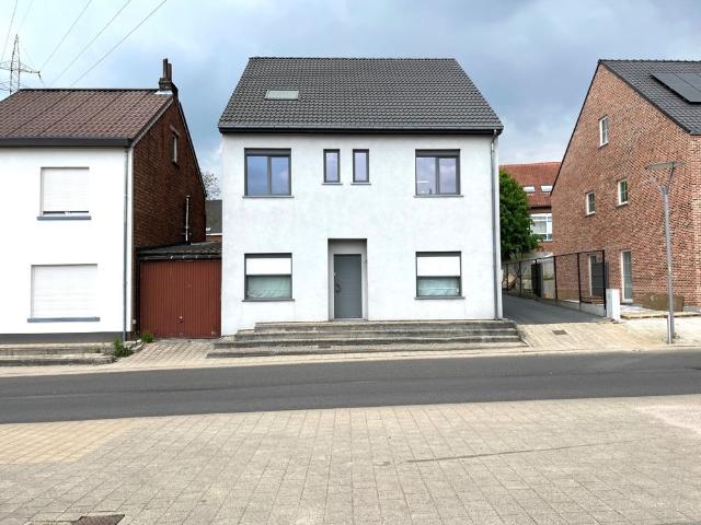 Zeer ruim app. met 2 slpk. en terras en carport in Houthalen