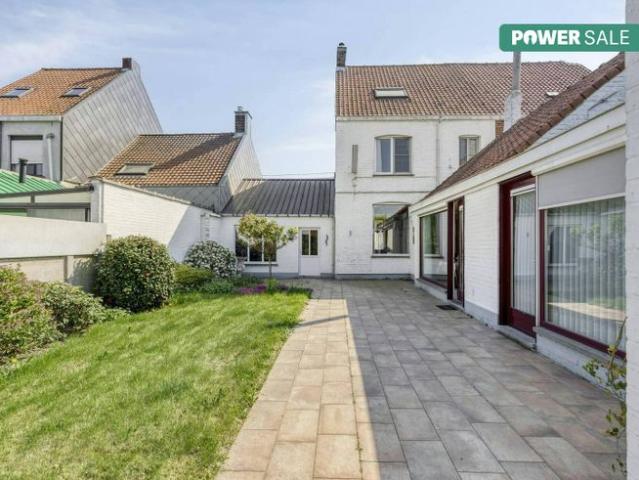 Zeer ruim huis met dubbele garage en leuke tuin in Izegem