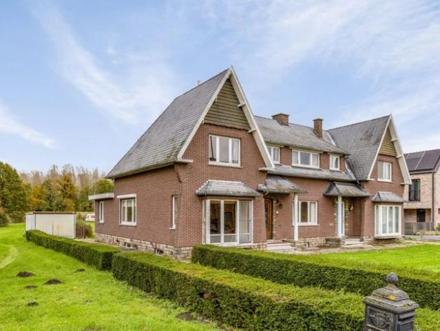 ZEER RUIME EN GEZELLIGE WOING OP PERCEEL VAN 25A22CA IN KERM