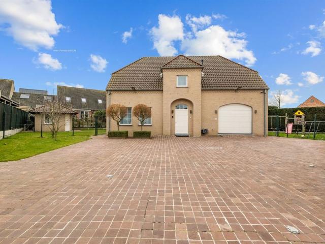 Zéér ruime, energiezuinige villa nabij Roeselare