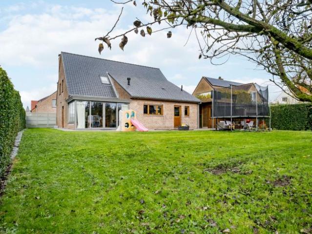 Zeer ruime recente woning 2006 met 5 slaapkamers en tuin