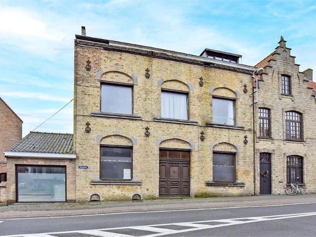 Zeer ruime te renoveren woning centrum Veurne!