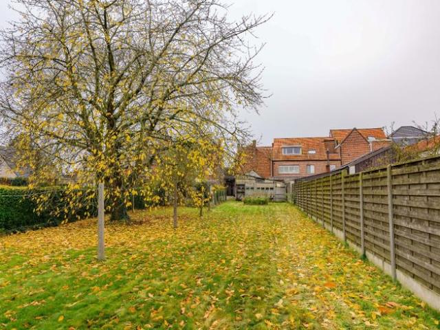 ZEER RUIME TE RENOVEREN WONING MET TUIN OP 865 m²
